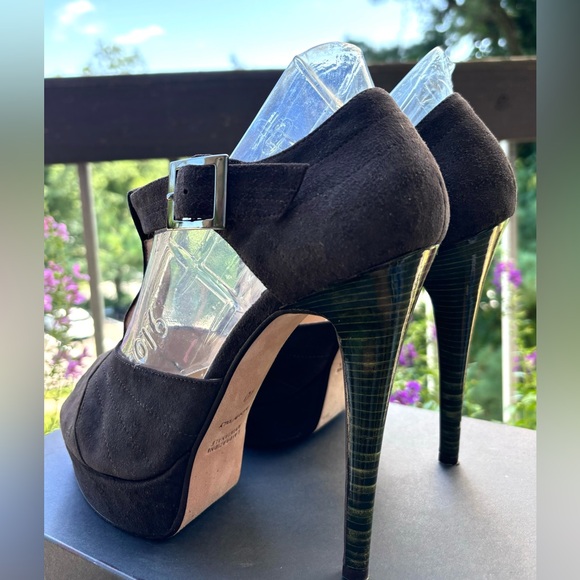 Ron Donovan Bespoke Suede T-Strap Peep Toe Stiletto
Size 10
Handmade in Italy - Picture 5 of 11